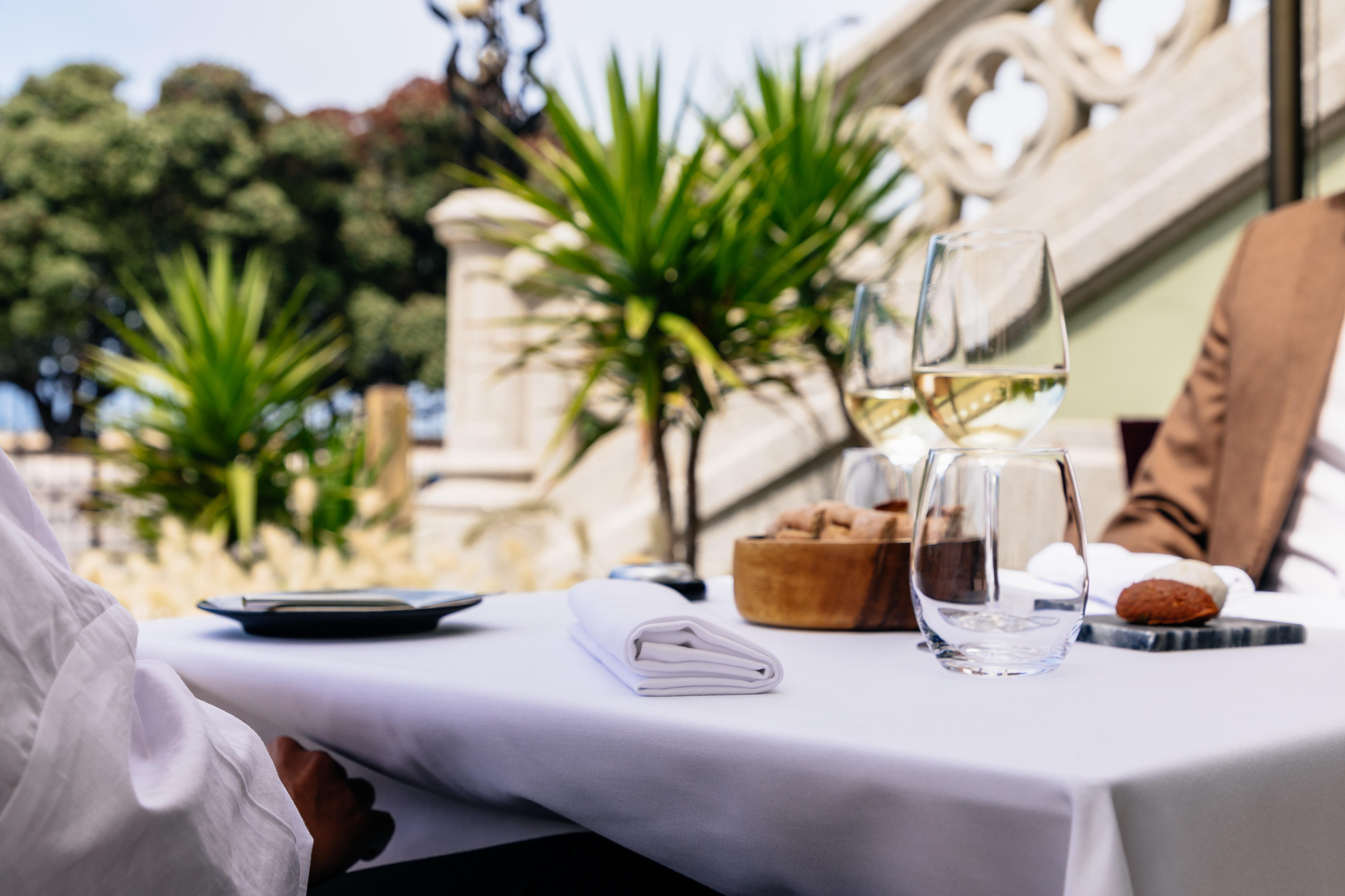 Vila Foz Hotel & Spa - Member Of Design Hotels OOporto Exteriör bild A table at the restaurant