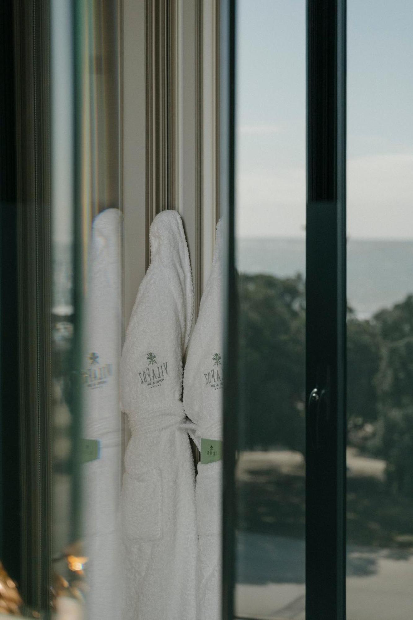 Vila Foz Hotel & Spa - Member Of Design Hotels OOporto Exteriör bild Towels in a hotel room